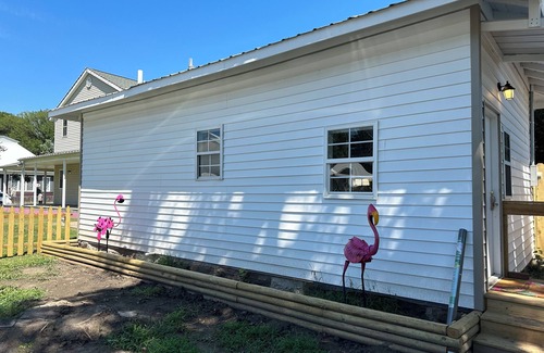 Pawhuska Casa | Tiny Flamingo's Nest - Cottage Near Pioneer Woman Mercantile - Pet friendly!