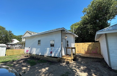 Pawhuska Casa | Tiny Flamingo's Nest - Cottage Near Pioneer Woman Mercantile - Pet friendly!