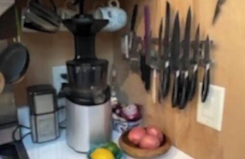 East New York Casa | TINY FULL Bdrm/Bthrm PRIVATE DRIVEWAY in BROOKLYN