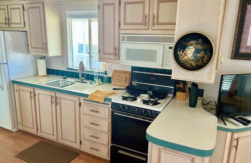 Desert Hot Springs Casa | Tiny Home Desert Hot Springs Resort Lakeview Pools fitness room, WiFi