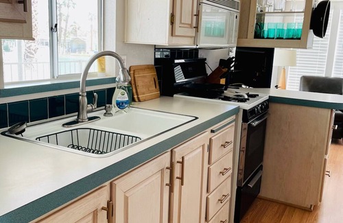 Desert Hot Springs Casa | Tiny Home Desert Hot Springs Resort Lakeview Pools fitness room, WiFi