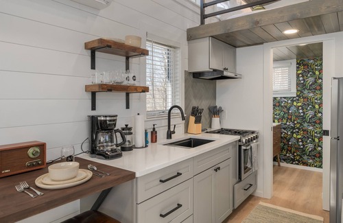 Laurelville Casa | Tiny Home fire pit + hot tub + community game room