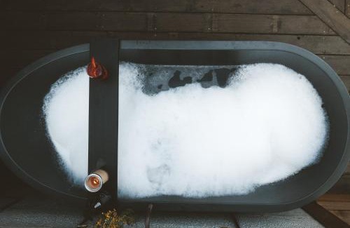 Cardiff South Casa | Tiny home, Outdoor bath, Infrared Sauna, Fire pit