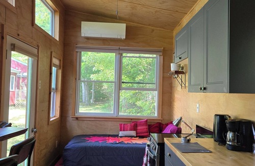 Feura Bush Casa | Tiny Home w/ Hot Tub and Sunset View!