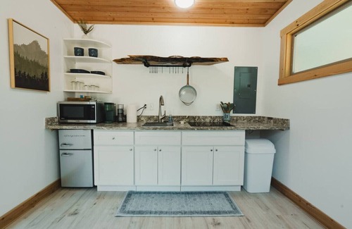 Lewis County Casa | Tiny Home w/Hot Tub-Fire Pit-AC