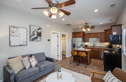 Waynesville Apartamento | Tiny Home with Hot Tub Near Ft. Leonard Wood!