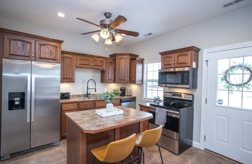 Waynesville Apartamento | Tiny Home with Hot Tub Near Ft. Leonard Wood!