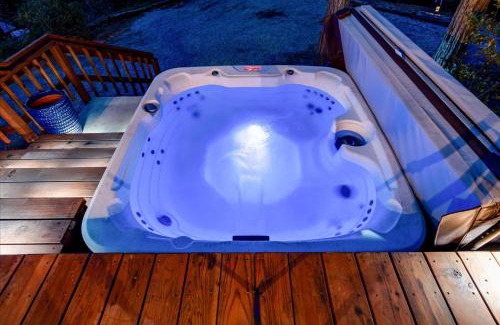 Oakhurst Casa | Tiny home with spa/firepit/and more