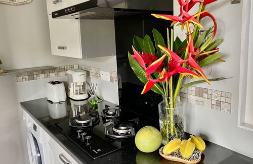Punaauia Casa | Tiny house by the sea with its private pool - under a tree