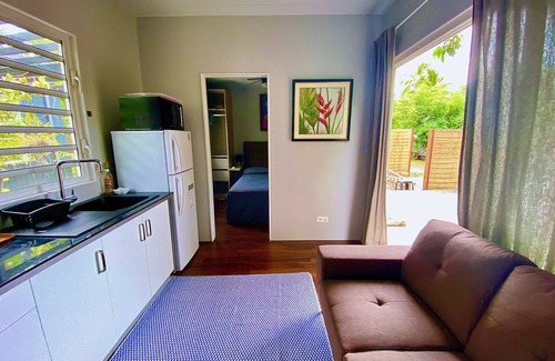 Punaauia Casa | Tiny house by the sea with its private pool - under a tree