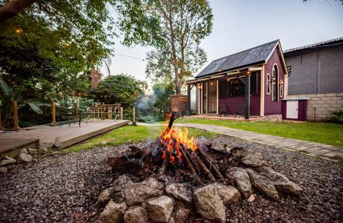Ribanceira Casa | Tiny House com Banheira Privativa, Deck no Jardim com Rede Suspensa sobre o Riacho e Lareira Externa em Meio à Natureza