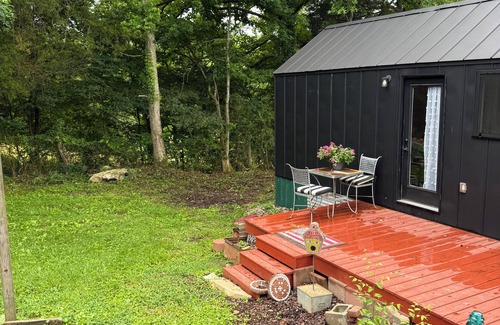 Dickel Apartamento | Tiny House located behind the Bell Buckle Mosaic House in Bell Buckle, Tennessee