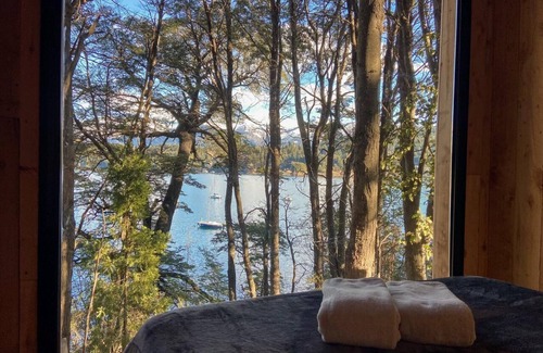 Barrio Península San Pedro Cabina | Tiny house meters away from lake nahuel huapi. Access to the beach from the house.