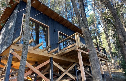 Barrio Península San Pedro Cabina | Tiny house meters away from lake nahuel huapi. Access to the beach from the house.