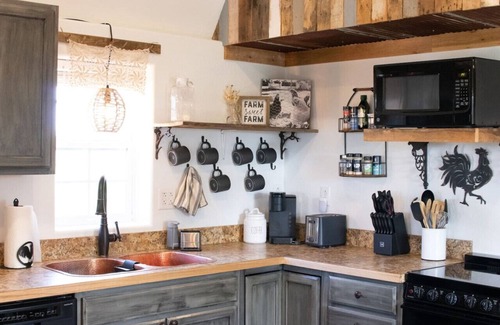 Branson Apartamento | Branson Barnyard Bungalow · Tiny House Cabin in Br