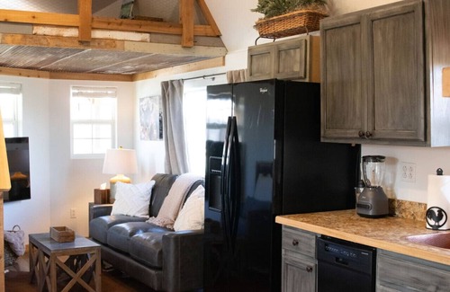 Branson Apartamento | Branson Barnyard Bungalow · Tiny House Cabin in Br