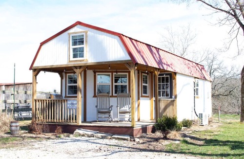 Branson Apartamento | Branson Barnyard Bungalow · Tiny House Cabin in Br