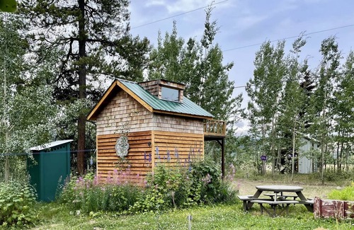 Whitehorse Cabina | Tiny House on Urban Farm-Glamping