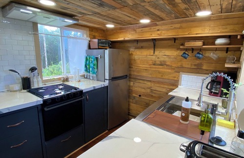 Keaau Cabina | Tiny House Tropical Rainforest Retreat w/ AC