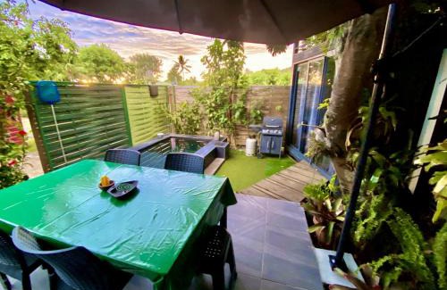 Punaauia Casa | Tiny house under a tree by Vaiava beach