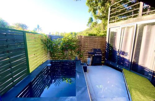 Punaauia Casa | Tiny house under a tree by Vaiava beach