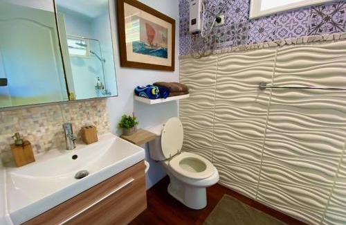 Punaauia Casa | Tiny house under a tree by Vaiava beach