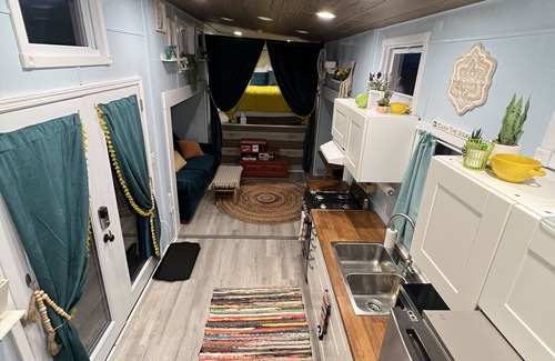 Seneca Villa | Tiny House/w outdoor cast-iron shower/tub