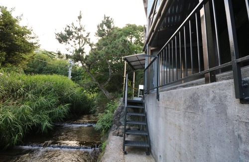 Usami Casa | Tiny house where the river of Izu flows / Ito Shizuoka