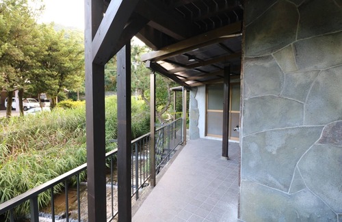 Usami Casa | Tiny house where the river of Izu flows / Ito Shizuoka