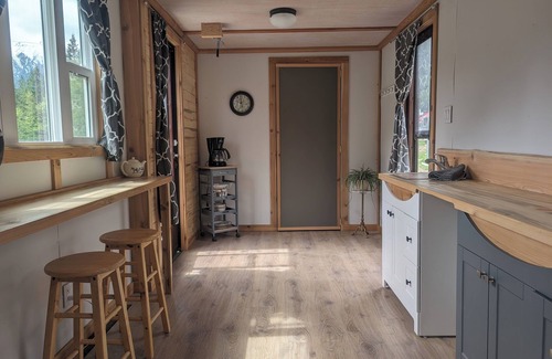 Nakusp Casa | Tiny House with stunning mountain views, steps from Arrow lake. Pet- friendly!