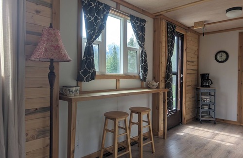 Nakusp Casa | Tiny House with stunning mountain views, steps from Arrow lake. Pet- friendly!