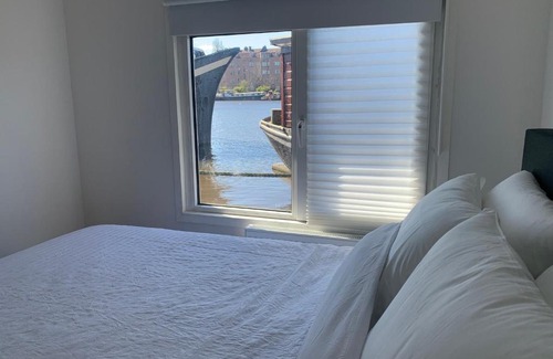 Amsterdam East Cama Y Desayuno | Tiny Houseboat B&B on the Amstel River