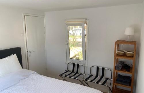 Amsterdam East Cama Y Desayuno | Tiny Houseboat B&B on the Amstel River