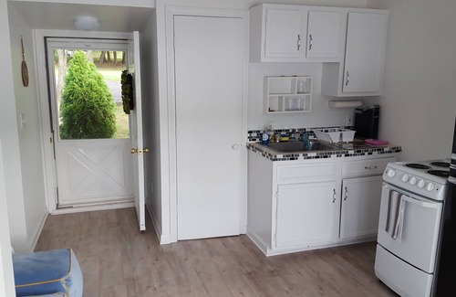 Middlefield Apartamento | Tiny Lakefront Cottage!