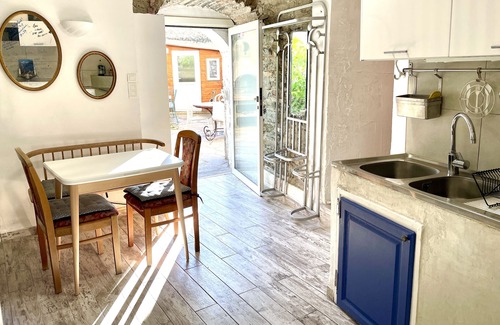 Erbalunga Apartamento | Bonito estudio cerca del mar con terraza amueblada y barbacoa.