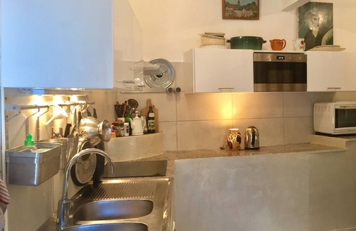 Erbalunga Apartamento | Bonito estudio cerca del mar con terraza amueblada y barbacoa.