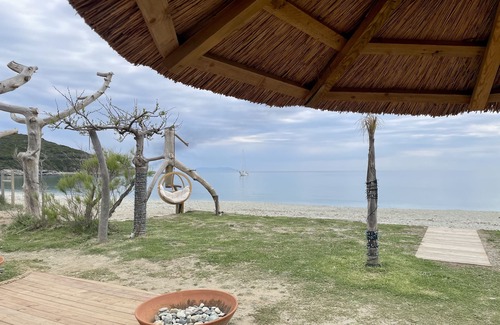 Erbalunga Apartamento | Bonito estudio cerca del mar con terraza amueblada y barbacoa.