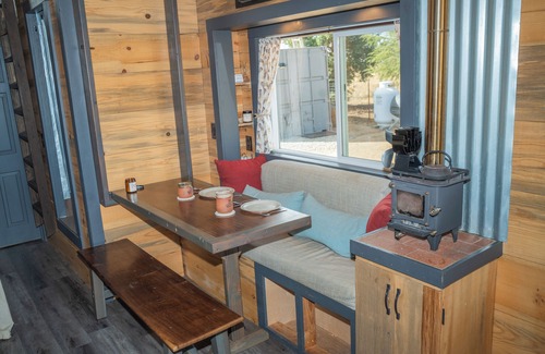 Wheatland Casa | “Tiny Pleasures” in lovely Wheatland with a view of the lake.