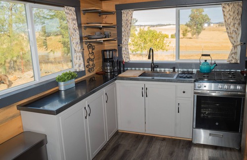 Wheatland Casa | “Tiny Pleasures” in lovely Wheatland with a view of the lake.