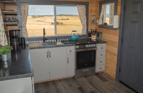 Wheatland Casa | “Tiny Pleasures” in lovely Wheatland with a view of the lake.