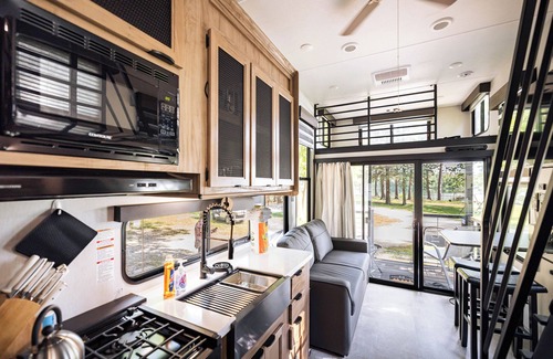 Nevis Casa | Tiny RV Escape with Stunning Lake Views, AC, WiFi