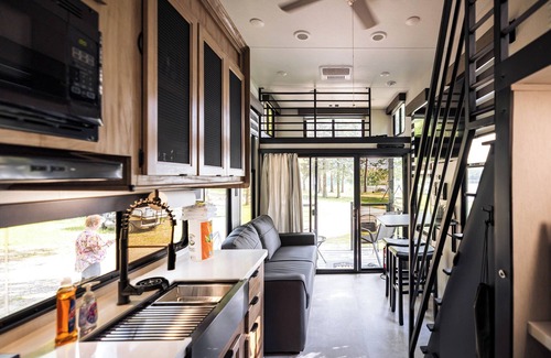 Nevis Casa | Tiny RV Escape with Stunning Lake Views, AC, WiFi