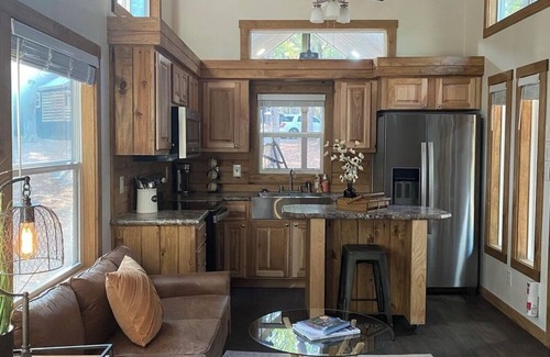 Pottsboro Cabina | Tiny Texoma Treasure: Your Wooded, Lakeside Wonderland - Green House