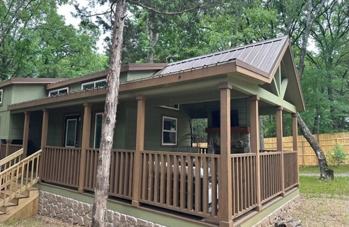 Pottsboro Cabina | Tiny Texoma Treasure: Your Wooded, Lakeside Wonderland - Green House