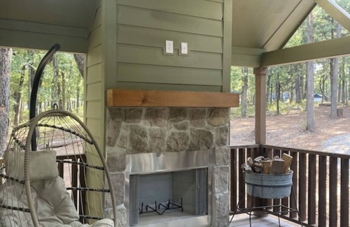 Pottsboro Cabina | Tiny Texoma Treasure: Your Wooded, Lakeside Wonderland - Green House