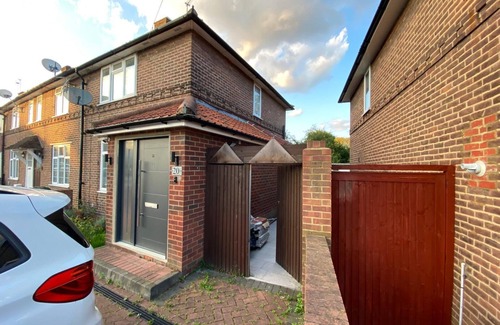 Burnt Oak Casa | Tiny warm home family