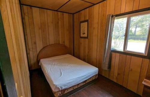 Wasaga Beach Casa | Tiny Wood Cottage 05