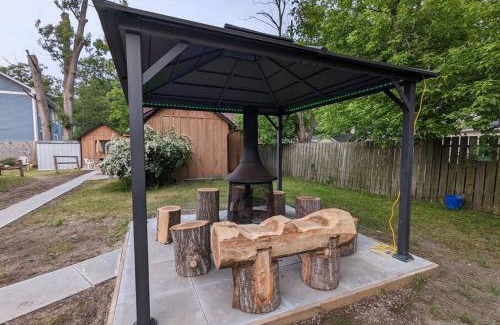 Wasaga Beach Casa | Tiny Wood Cottage 05
