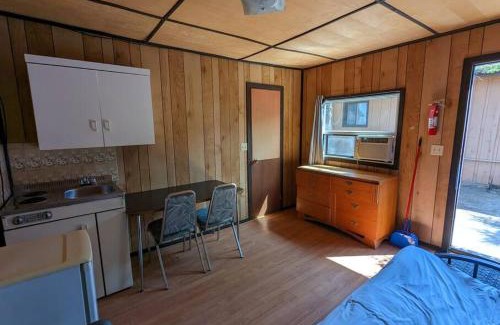 Wasaga Beach Casa | Tiny Wood Cottage 05
