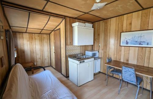 Wasaga Beach Casa | Tiny Wood Cottage 06